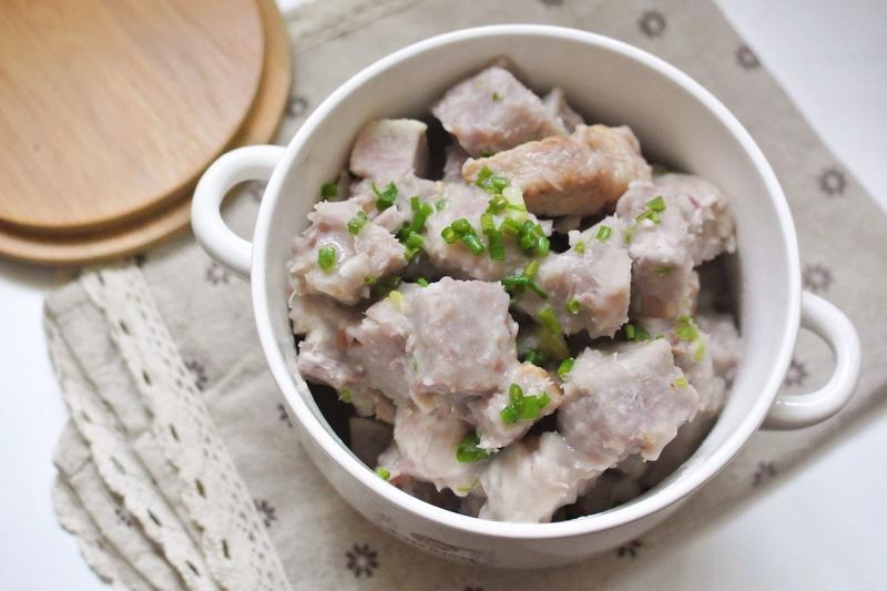 糖蒸小芋头成品图,表面微微泛糖光,色泽诱人 糖蒸小芋头成品图