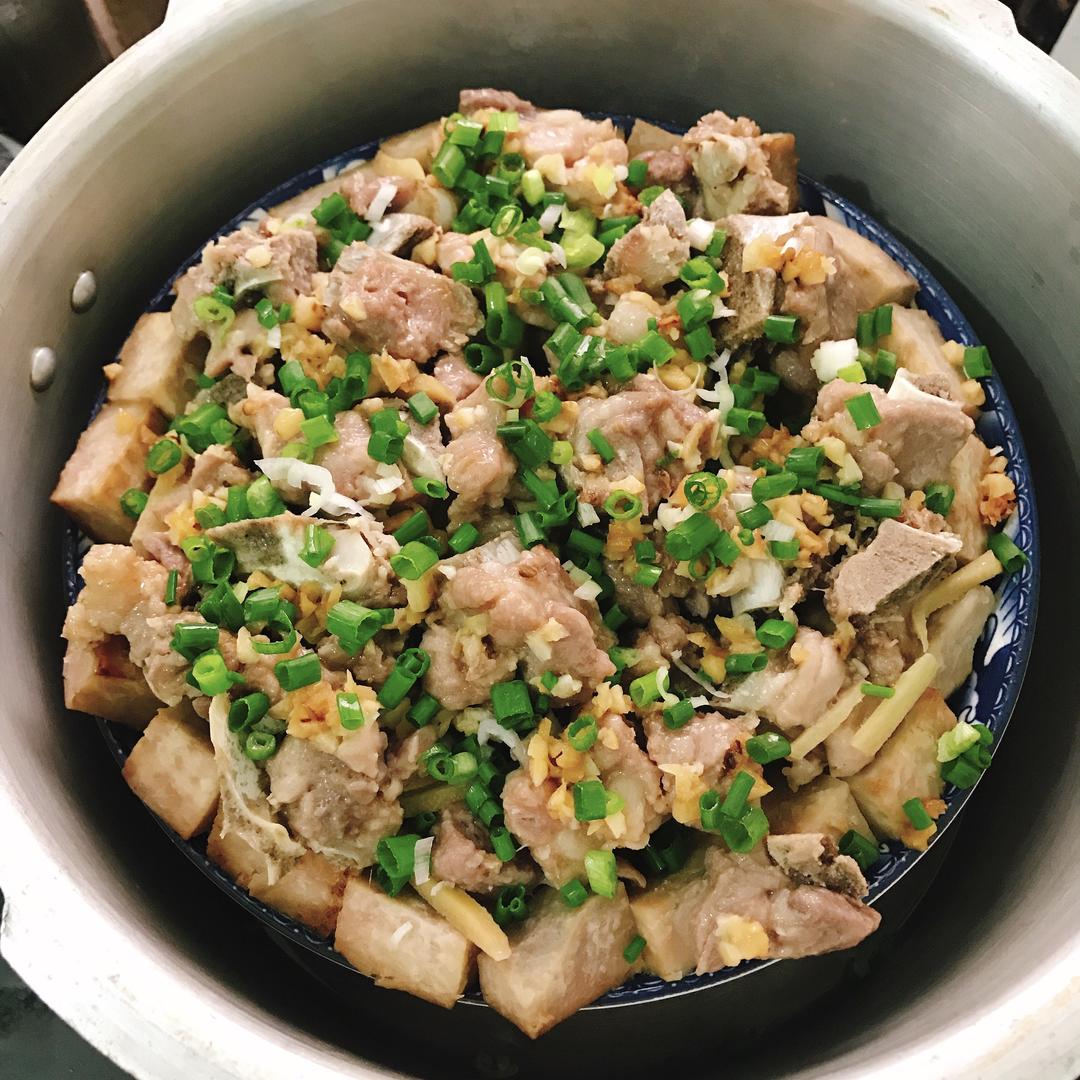 刚出锅的正宗香芋蒸五花肉成品图