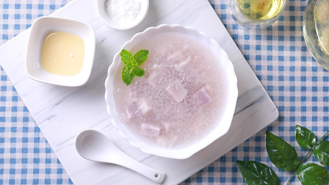 手作甜奶油制作过程步骤图：原料陈列与搅拌特写