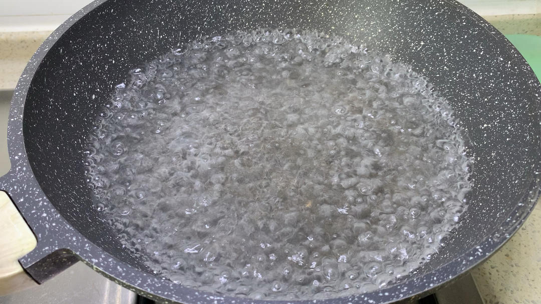 真实厨房环境图:突出沸水状态(密集大气泡)、计时器读数、以及生熟样本对照,体现可操作性 家庭厨房场景:不锈钢锅中芸豆正在沸水中翻滚,水面有密集气泡,计时器显示“08:00”,旁边放有新鲜芸豆与已焯熟芸豆对比样本