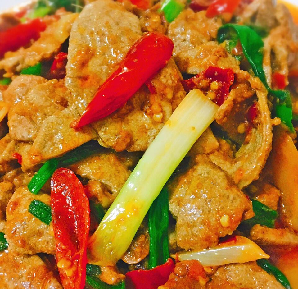 一盘色泽红亮、香气扑鼻的泡椒猪肝成品,配以青葱点缀 泡椒猪肝成品图