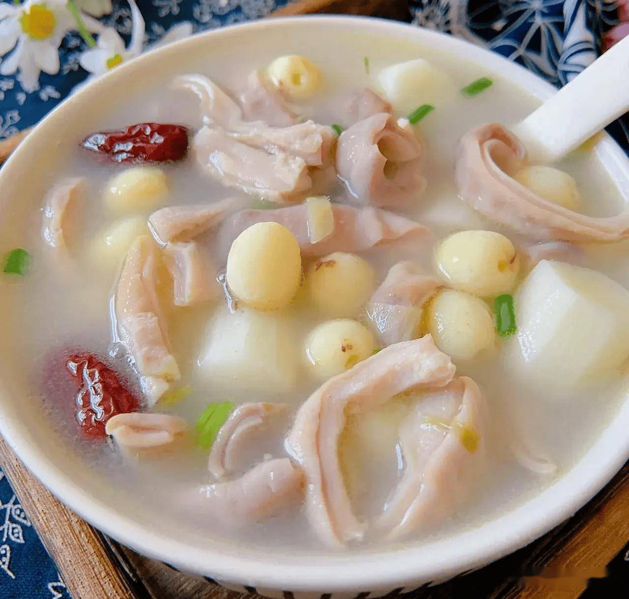 一碗热腾腾的莲子炖猪心汤品,汤色清澈,食材完整 莲子炖猪心成品图