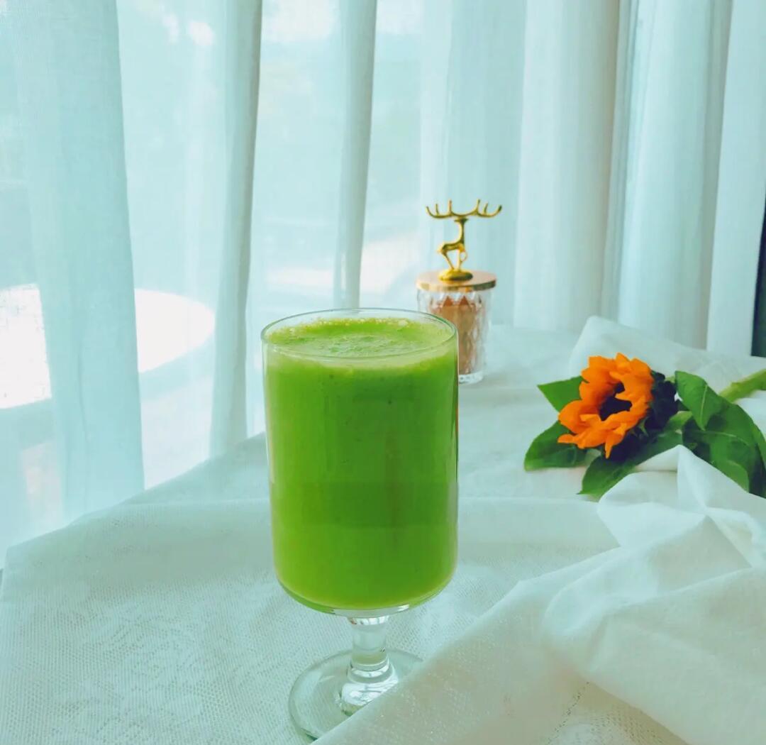 一张现代风格的餐桌,摆放着一杯鲜榨血橙汁、一壶淡绿色的绿茶、半个切开的血橙、一片全麦面包和一把坚果,阳光透过窗户洒入,营造出健康生活的氛围 血橙与绿茶搭配的健康早餐场景