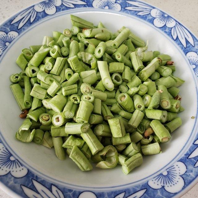 豆角肉馅搅拌过程