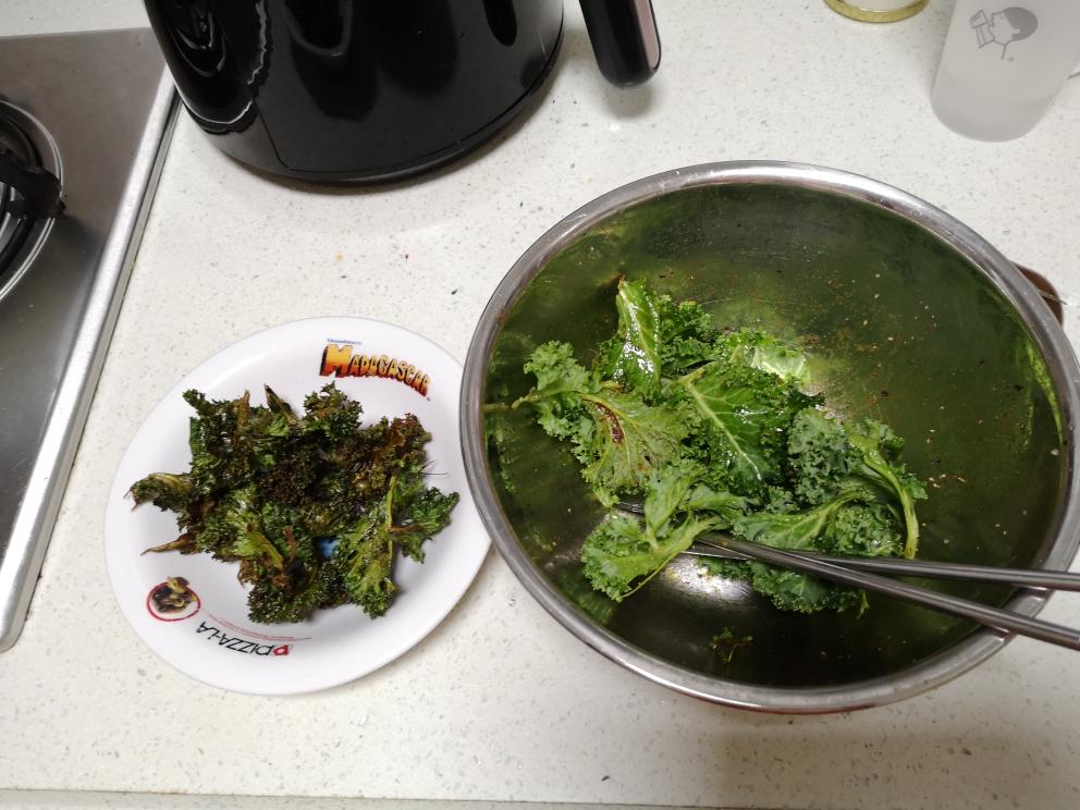 家庭厨房中正在烘烤羽衣甘蓝脆片的场景