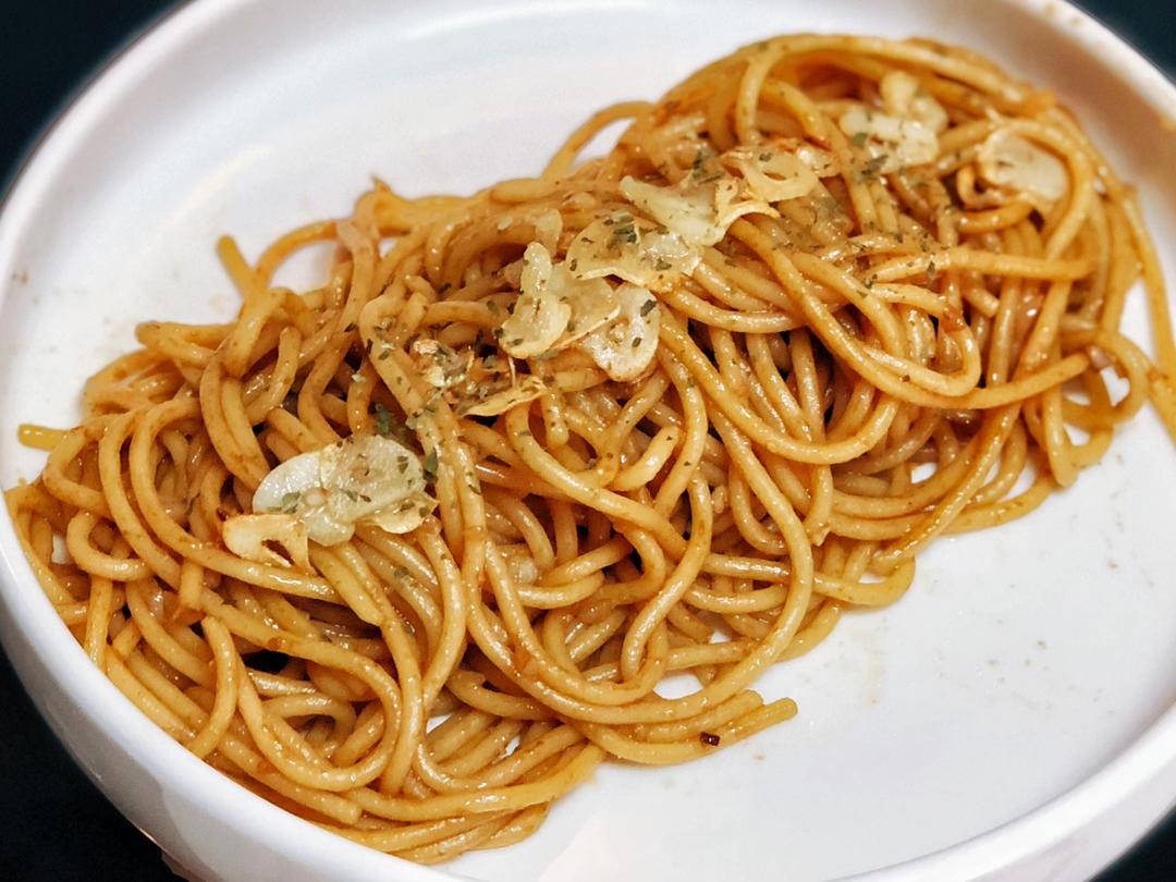 炸大蒜拌入意面中,香气扑鼻 炸大蒜拌入意面中