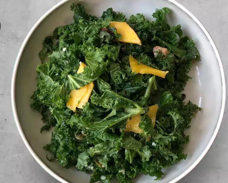 羽衣甘蓝制作的沙拉与果汁