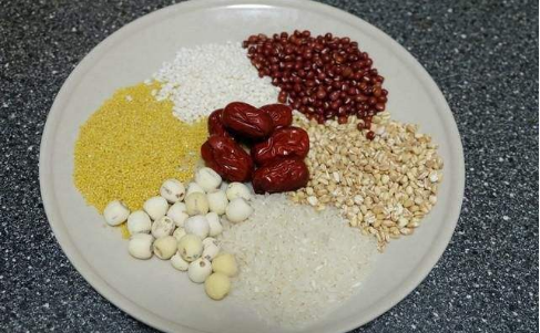 桂圆与八宝粥常见食材拼盘