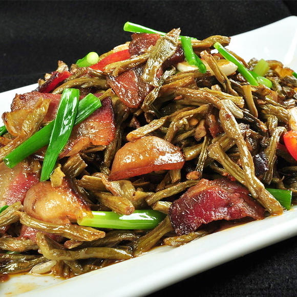 泡发后的白不老豆角与腊肉炒制