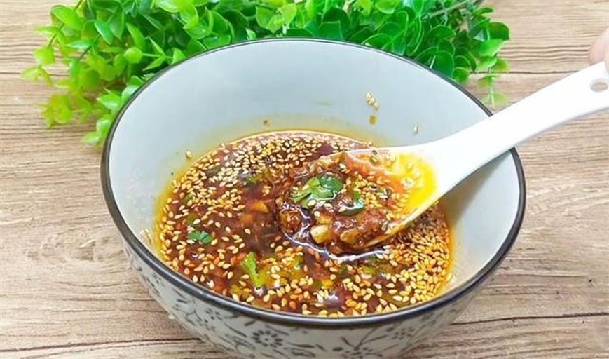酱油蘸料简单准备,生抽加几滴芝麻油更香 酱油蘸料准备