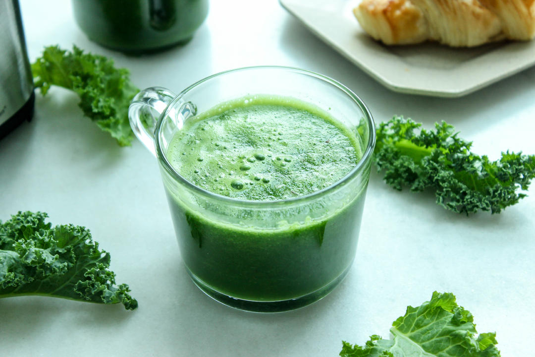 羽衣甘蓝蔬菜汁搭配水果与坚果的组合图