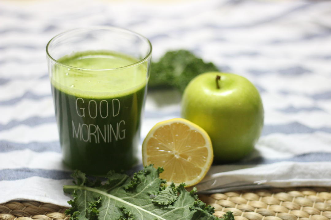 红色羽衣甘蓝制作的果蔬汁