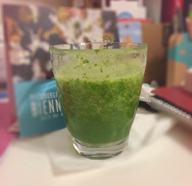紫甘蓝西芹冷压汁液特写