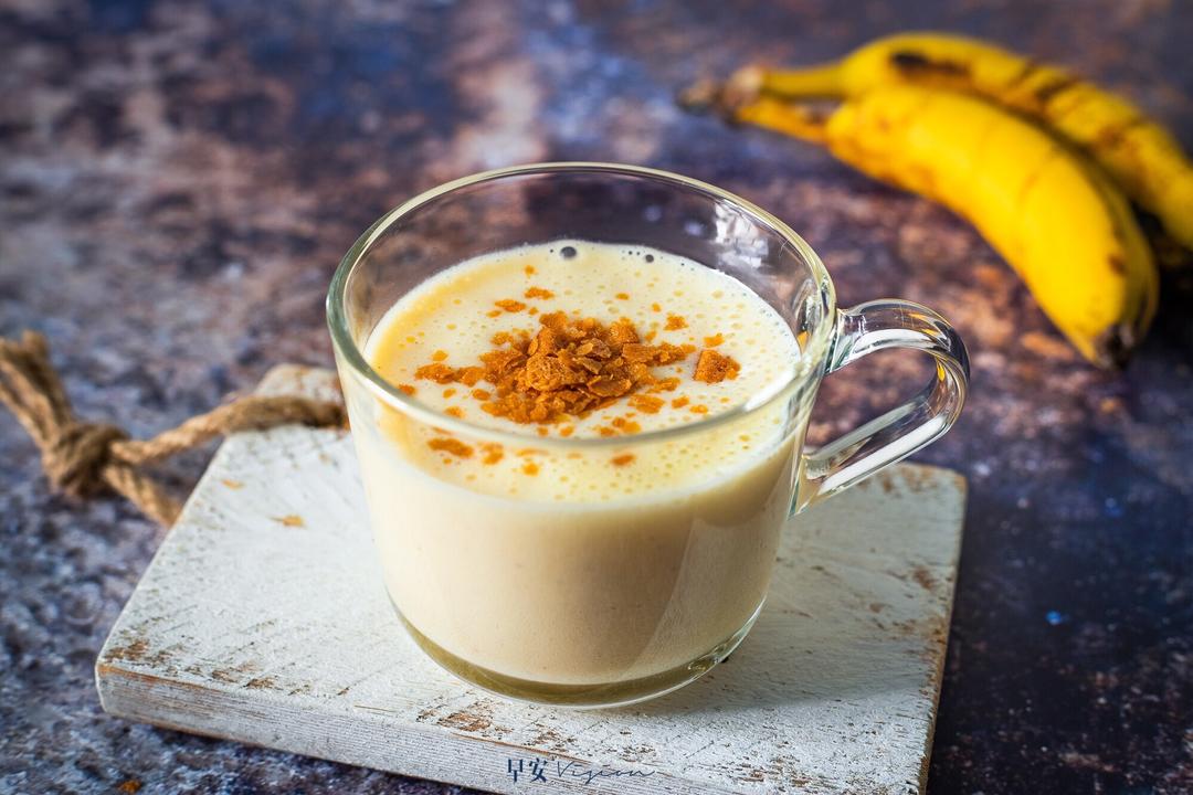 家庭厨房中处理发黑香蕉的场景