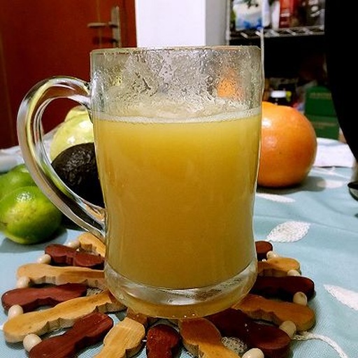 展示一杯盛放在玻璃杯中的金桔柠檬饮品,金桔与柠檬片清晰可见,背景为厨房环境,适合用于展示成品效果 自制金桔柠檬饮品成品图