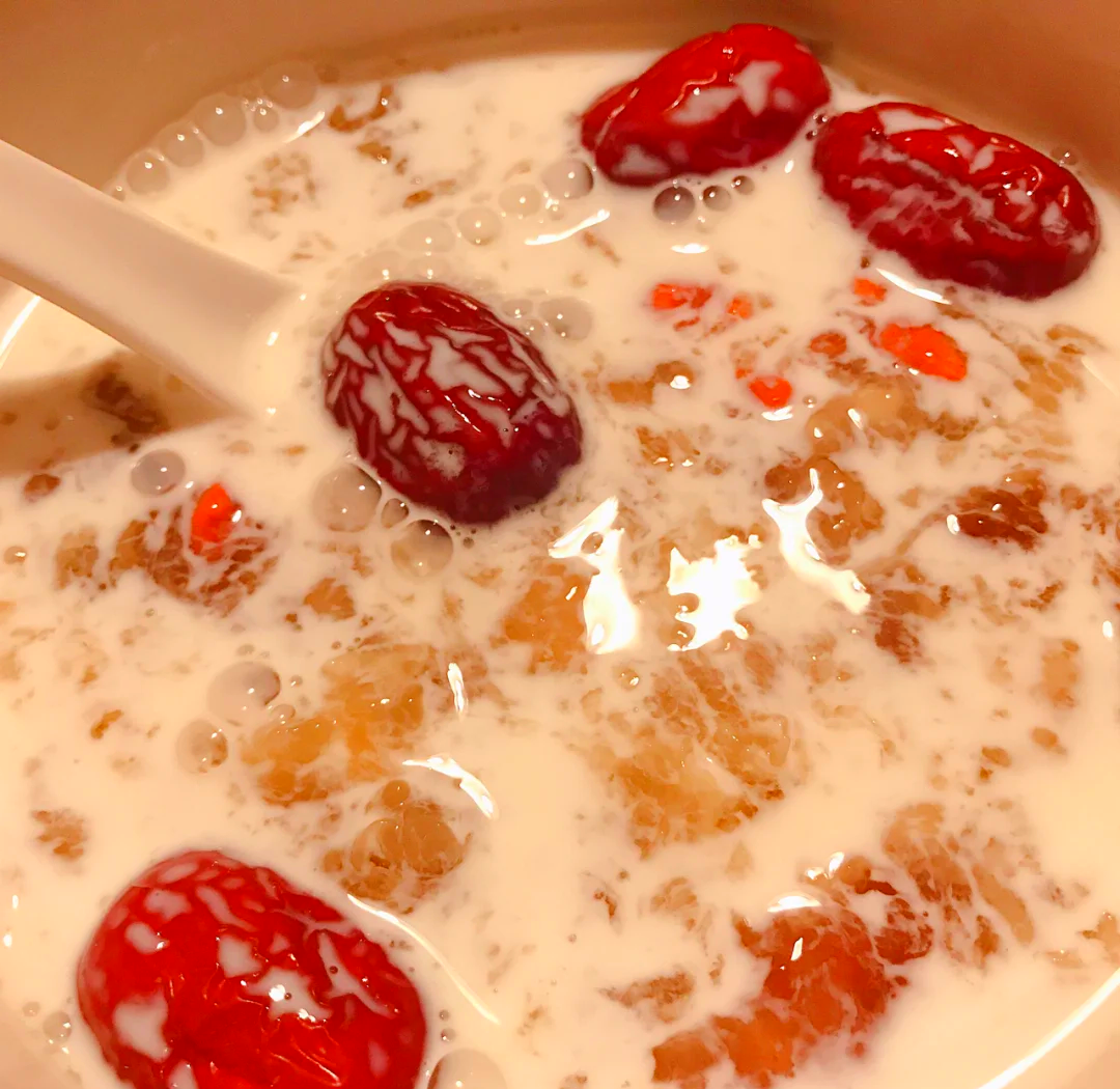 炖煮后的椴木银耳羹