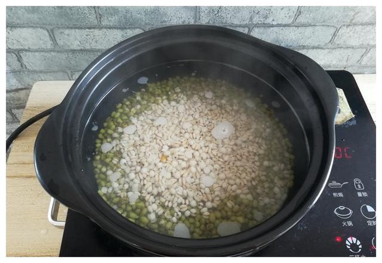 厨房中正在熬煮白扁豆粥的场景