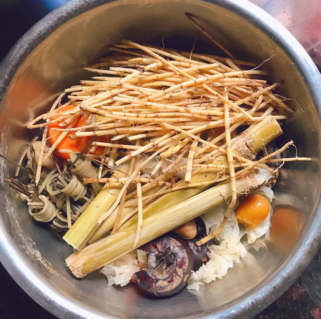 甘蔗马蹄茅根三味共煮过程图