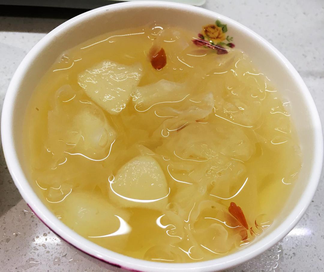 成品银耳羹盛在瓷碗中