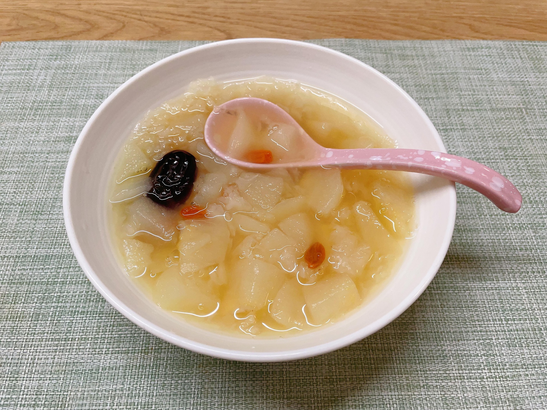 泡发好的银耳与配料一起炖煮的美食图