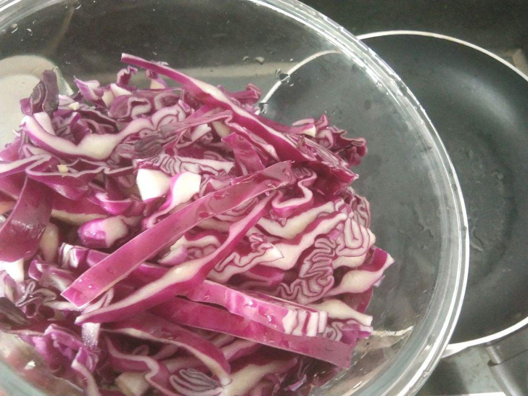 紫甘蓝榨汁过程