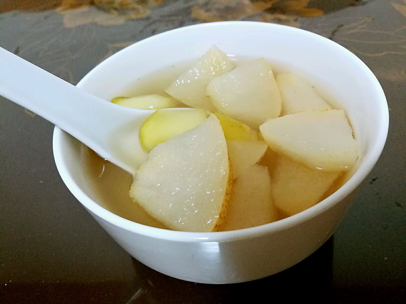 一碗热气腾腾的冰糖雪梨汤,梨块与冰糖融合,汤色清澈,散发出淡淡清香 冰糖雪梨成品图