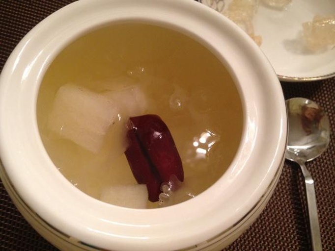 木瓜牛奶炖雪燕食材特写：玻璃碗中盛放泡发透亮的琥珀色雪燕、去籽切丁的鲜红木瓜块、倒出的全脂鲜牛奶瓶，背景为木质料理台