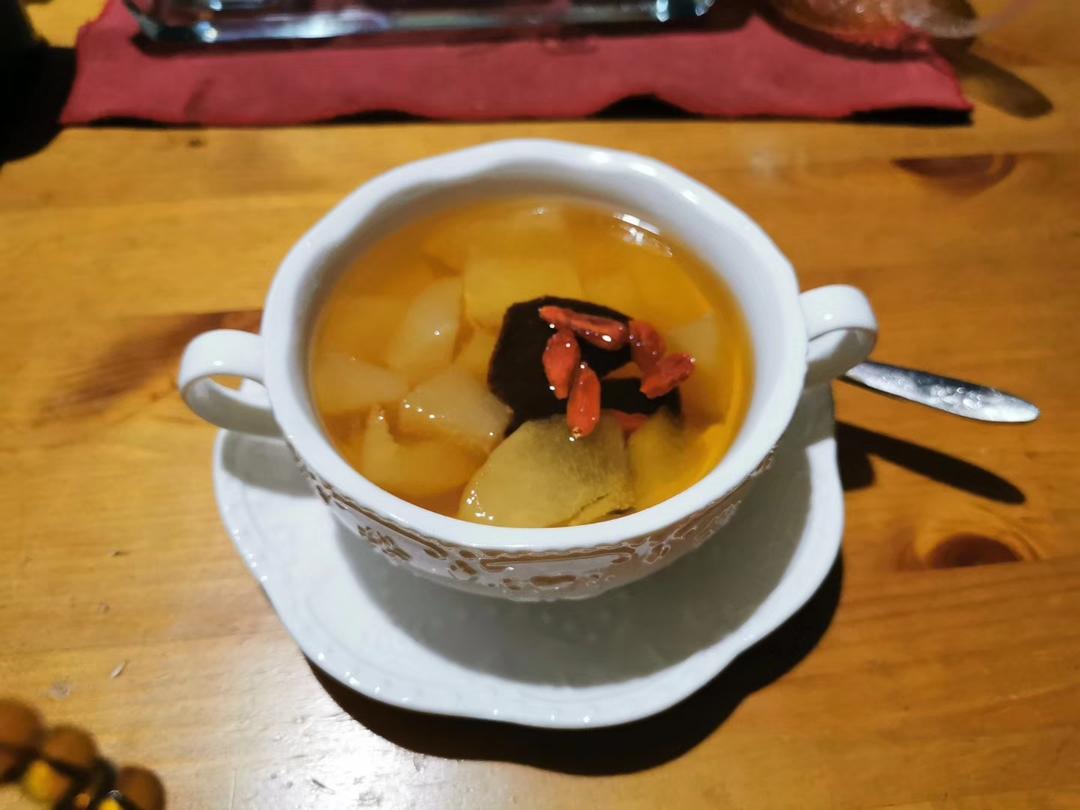 营养搭配示意图：木质砧板上分三格，左格为切块脆柿与整粒杏仁，中格为脆柿丁拌焯水菠菜叶，右格为脆柿片搭亚麻籽油滴落特写，所有食材标注克重与核心营养素