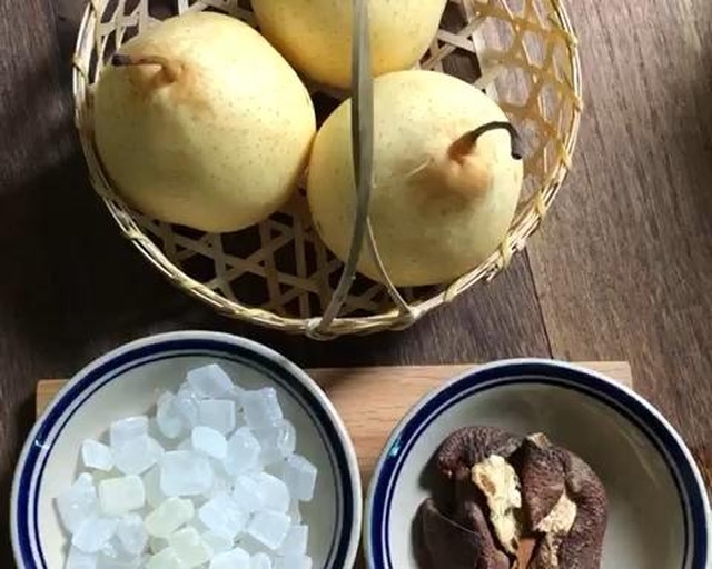 展示南果梨、淡奶油、牛奶、白砂糖和柠檬汁等制作南果梨雪糕所需的食材 南果梨雪糕食材展示
