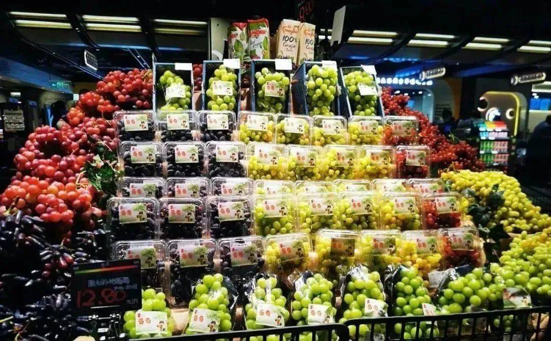 红提无籽葡萄包装与销售场景图