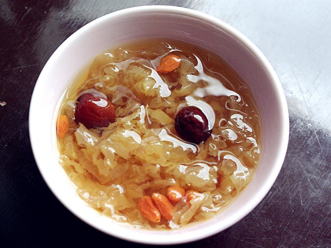 红枣牛奶炖花胶科学搭配示意图:主食为温热炖品,左侧摆放心形枸杞、右侧为蒸熟山药段、前方撒核桃仁碎,体现‘胶原+护眼+健脾+益脑’四维营养组合 红枣牛奶炖花胶食用场景:白瓷小碗盛放温热炖品,旁配枸杞3粒、蒸山药半根、核桃仁碎,背景为晨光洒落的餐桌