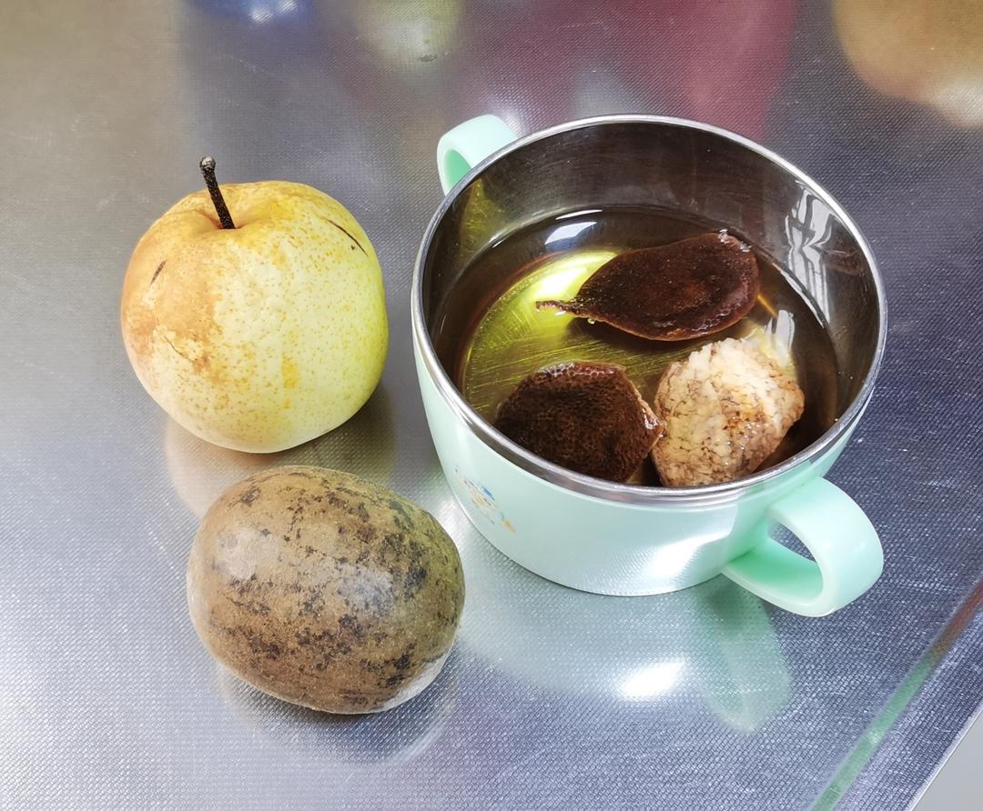 一张桌面摆拍图,左侧是一整颗新鲜白梨和切开的梨块,右侧摆放川贝母粉末、冰糖颗粒、干百合、银耳等常见中药材,中间用浅色布巾分隔,背景模糊,突出食材与药材的结合关系,体现‘药食同源’理念 白梨与中药材搭配示意图