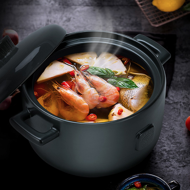 炖煮中的干海带排骨汤特写