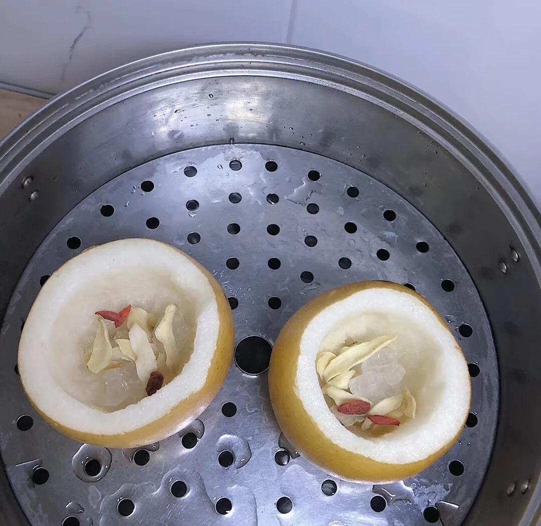 专业厨房场景实拍,突出秋月梨蒸制关键步骤:去核、嵌川贝、加冰糖;蒸笼木质纹理清晰,背景体质表采用国家中医药管理局标准分类,'脾胃虚寒'与'肺热'项用红色箭头强调对比 中医师指导家庭蒸制秋月梨场景:白瓷碗中盛放去核秋月梨块,嵌入川贝母粉末与冰糖碎,置于竹制蒸笼内,背景为中医体质辨识表(重点圈出“脾胃虚寒”“肺热”条目)