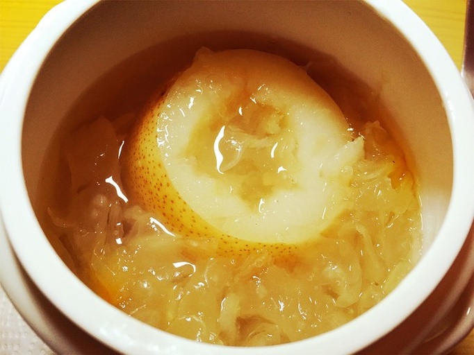 雪梨与金桔的营养成分对比图