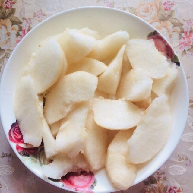 成品泡酸梨呈琥珀色,果肉晶莹剔透,盛放在白色瓷盘中 泡酸梨成品展示图