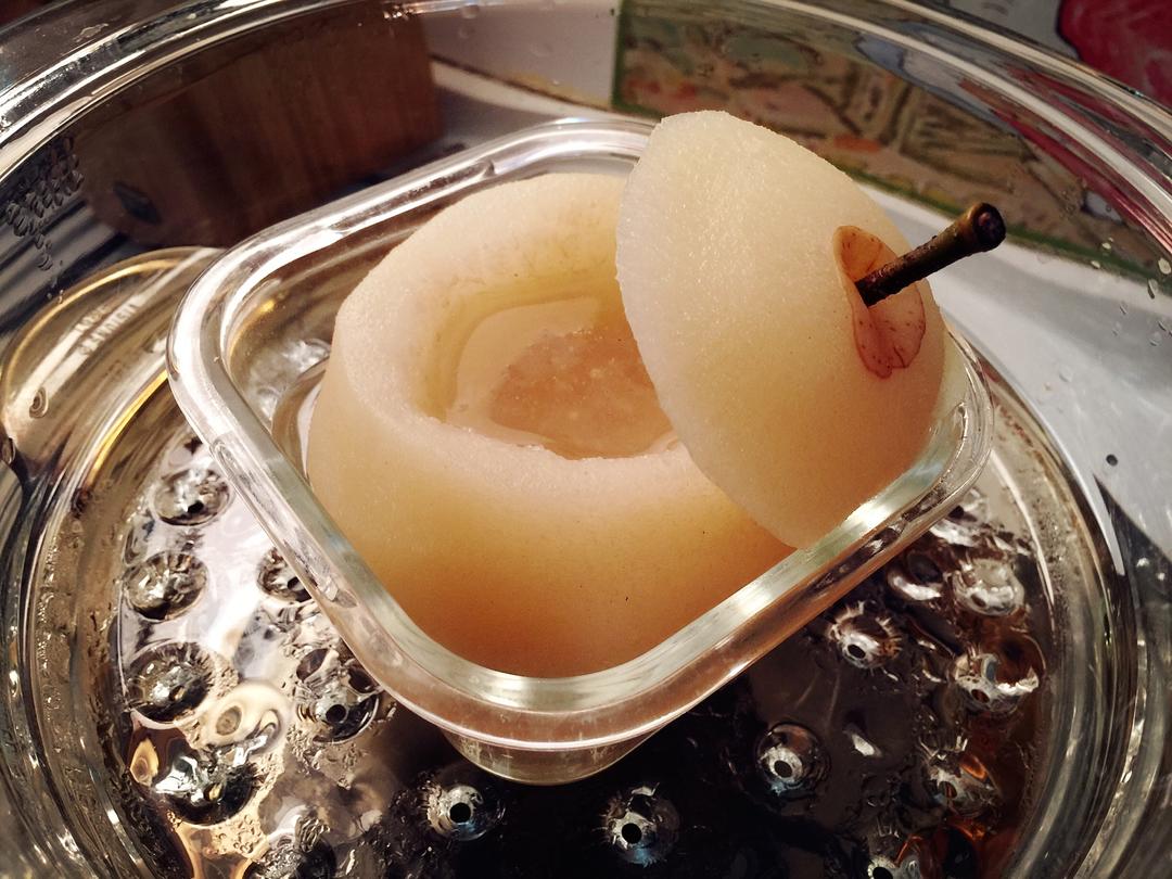 酸梨腌制:玻璃罐中装入切片梨,倒入糖醋汁,盖子密封 酸梨腌制过程图