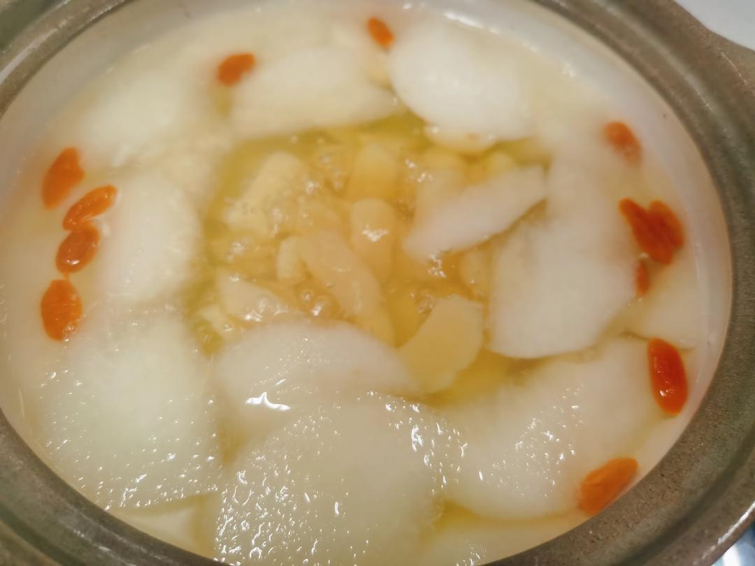 中医体质辨识对比图：左侧为阴虚火旺体质（面颧潮红、舌红少苔），右侧为脾胃虚寒体质（舌淡胖有齿痕、苔白滑），中间为巴梨图标，标注“凉性·宜蒸用”