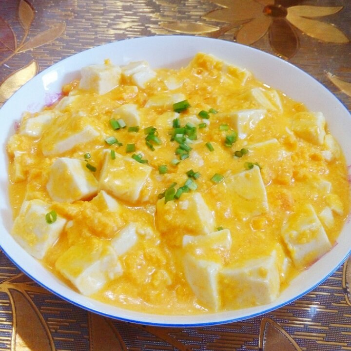 咸鸡蛋与豆腐搭配蒸制后的成品图,色泽诱人,香气扑鼻 咸鸡蛋美食展示