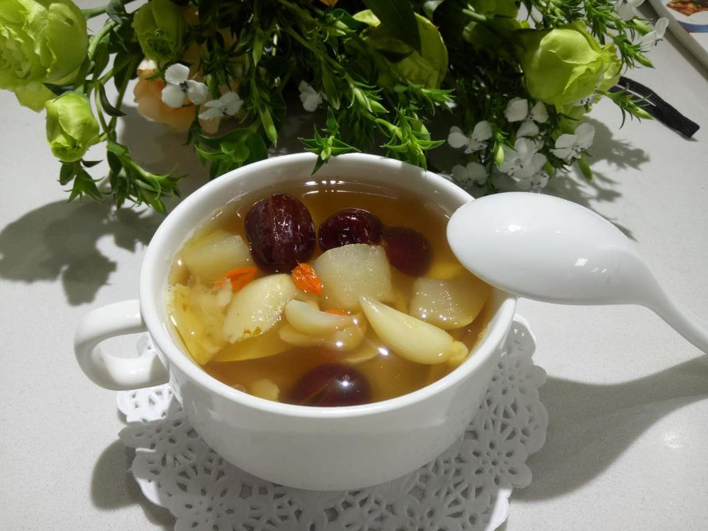一碗热气腾腾的桂圆红枣莲子羹特写
