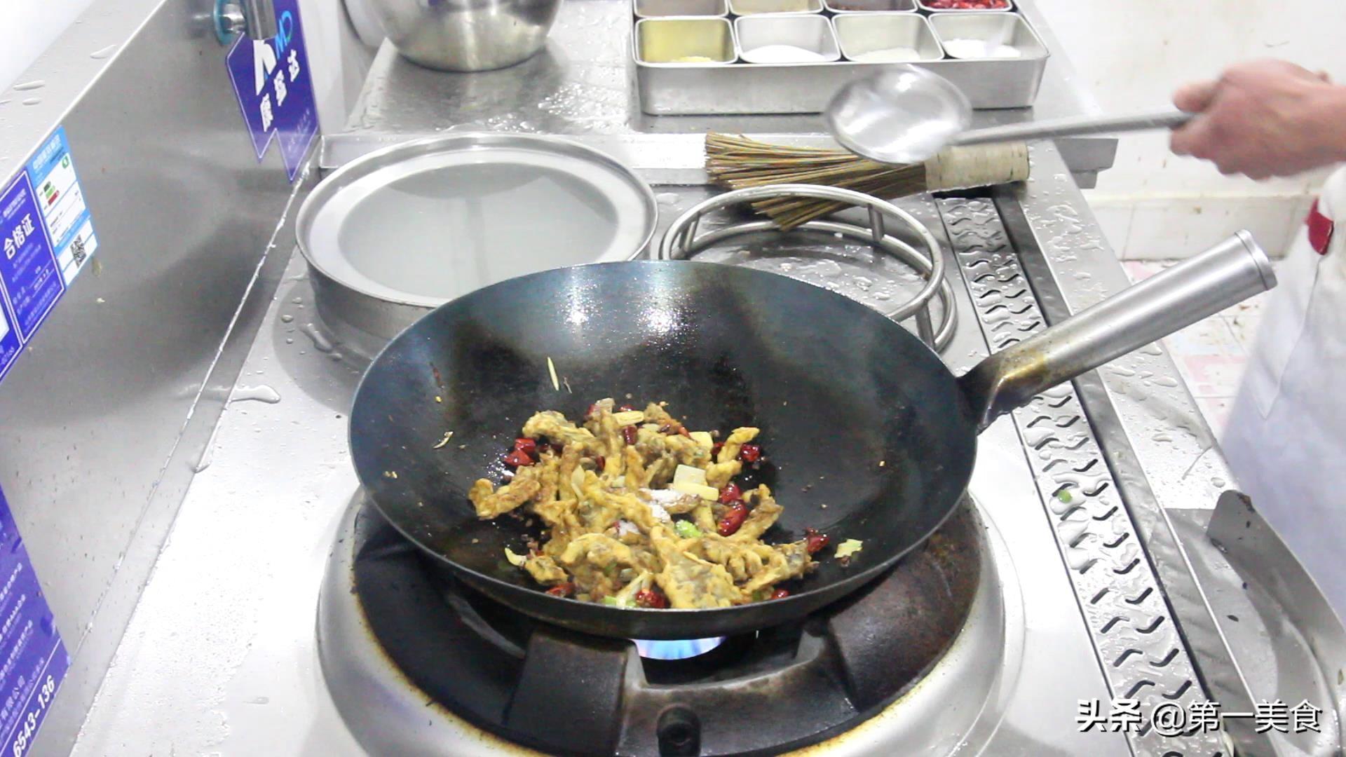 家庭厨房中烹饪红菜苔的场景