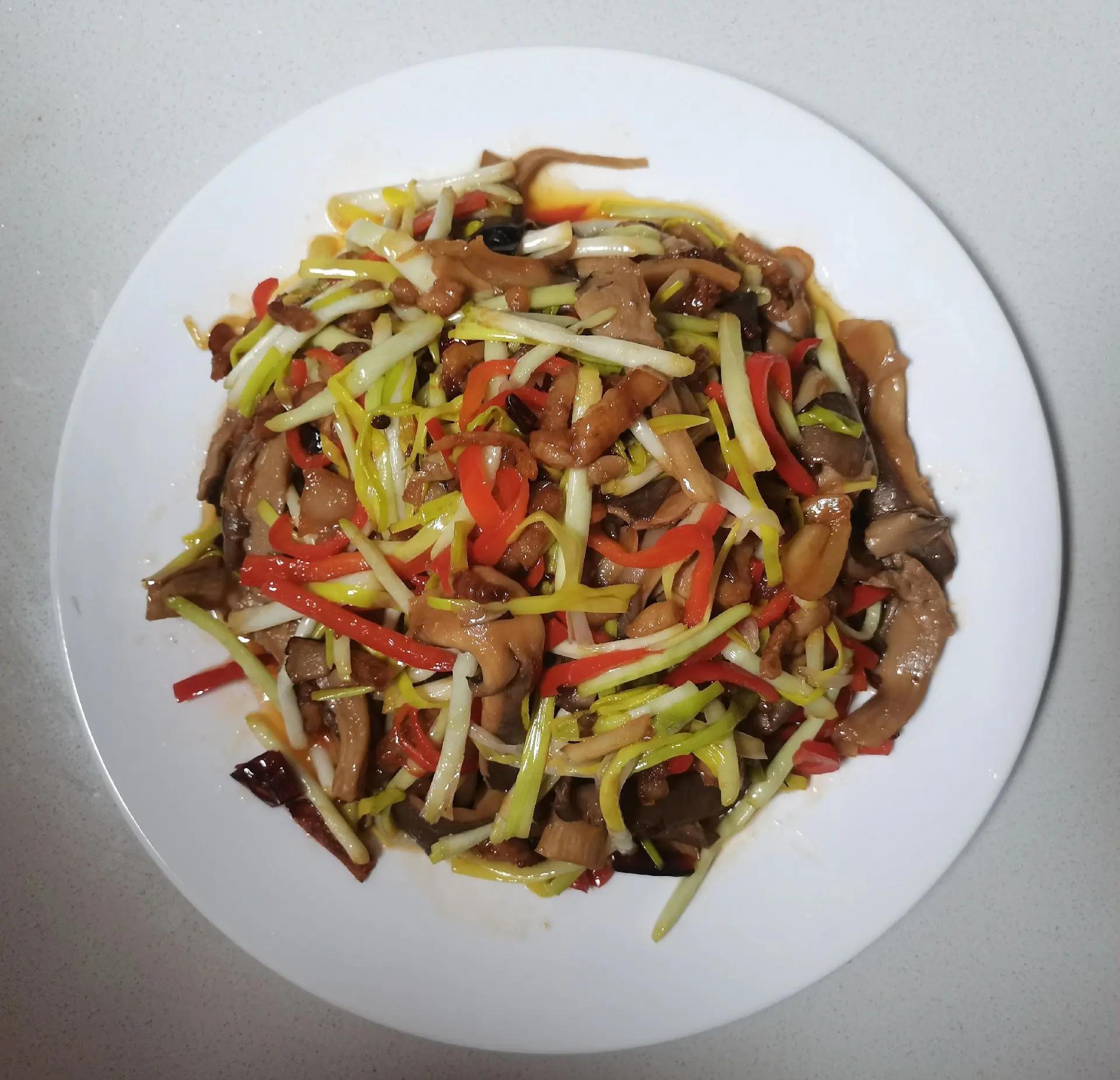 家庭厨房中蒜蓉快炒鲜平菇菇实景,突出食材新鲜度、烹饪过程简洁性与家常烟火气 家庭厨房场景:不锈钢炒锅中正在翻炒金黄蒜末与嫩滑灰白色鲜平菇菇,菌片舒展微卷,油光润泽,灶台旁摆放洗净的鲜平菇菇整簇、蒜瓣与调味罐,自然光线明亮温馨