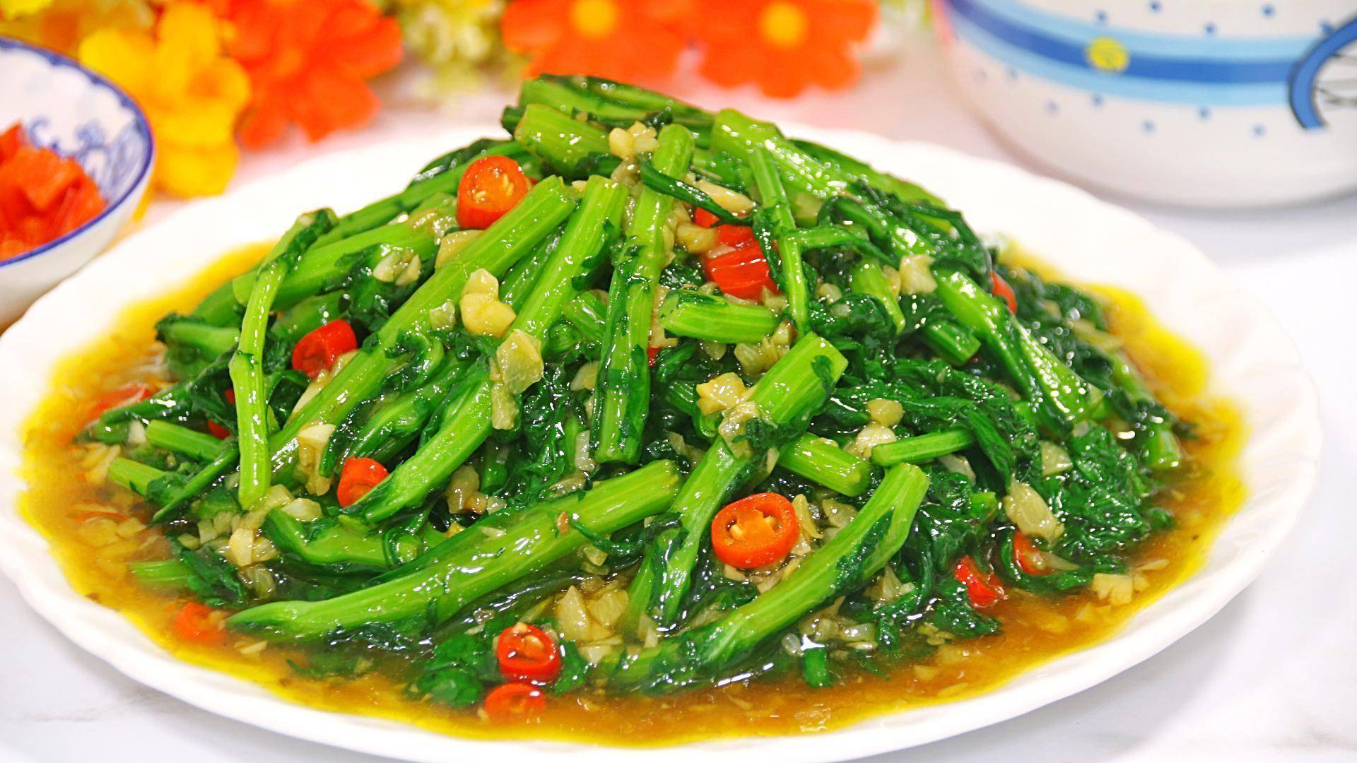 油麦菜家常烹饪对比图:左为蒜蓉清炒油麦菜(锅气足、叶片碧绿微卷)、右为上汤油麦菜(高汤浸润、色泽柔亮),两盘均配白瓷圆盘,背景为木质料理台,体现健康家常烹饪场景 油麦菜家常烹饪对比图:左为蒜蓉清炒油麦菜(锅气足、叶片碧绿微卷)、右为上汤油麦菜(高汤浸润、色泽柔亮),两盘均配白瓷圆盘,背景为木质料理台,体现健康家常烹饪场景