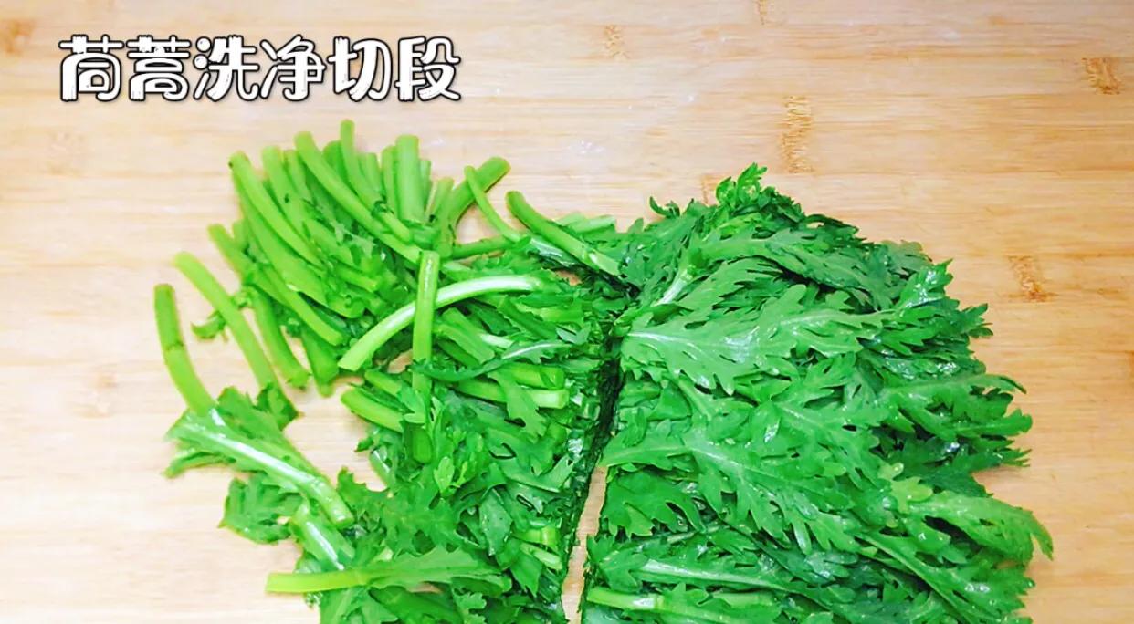 厨房场景中,一把去叶的老茼蒿茎被切成小段放入砂锅汤中,旁边配有姜片、枸杞和鸡肉块,展现老茼蒿用于煲汤的实际应用 老茼蒿烹饪应用场景