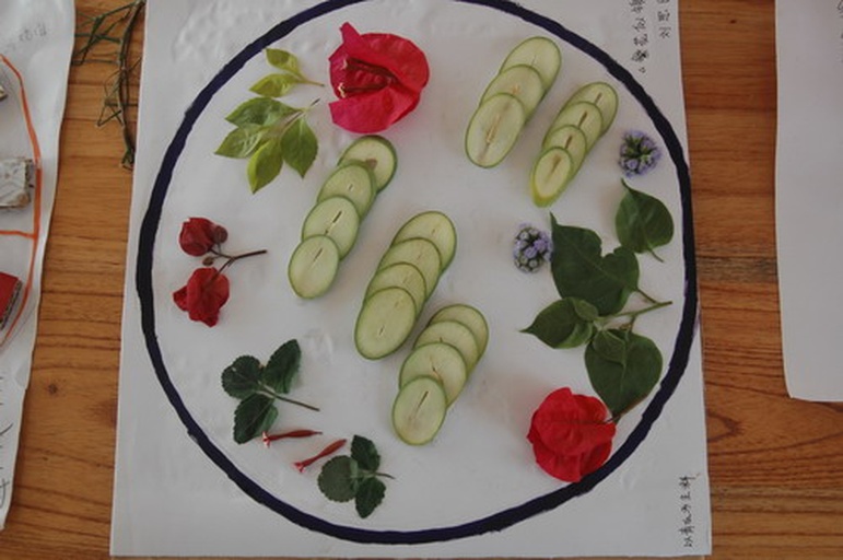 一组包含红桃元素的现代设计作品拼贴图,包括T恤印花、手机APP图标、街头涂鸦和节日贺卡,展现红桃在不同场景下的多样化表现形式 红桃元素在现代设计中的应用合集