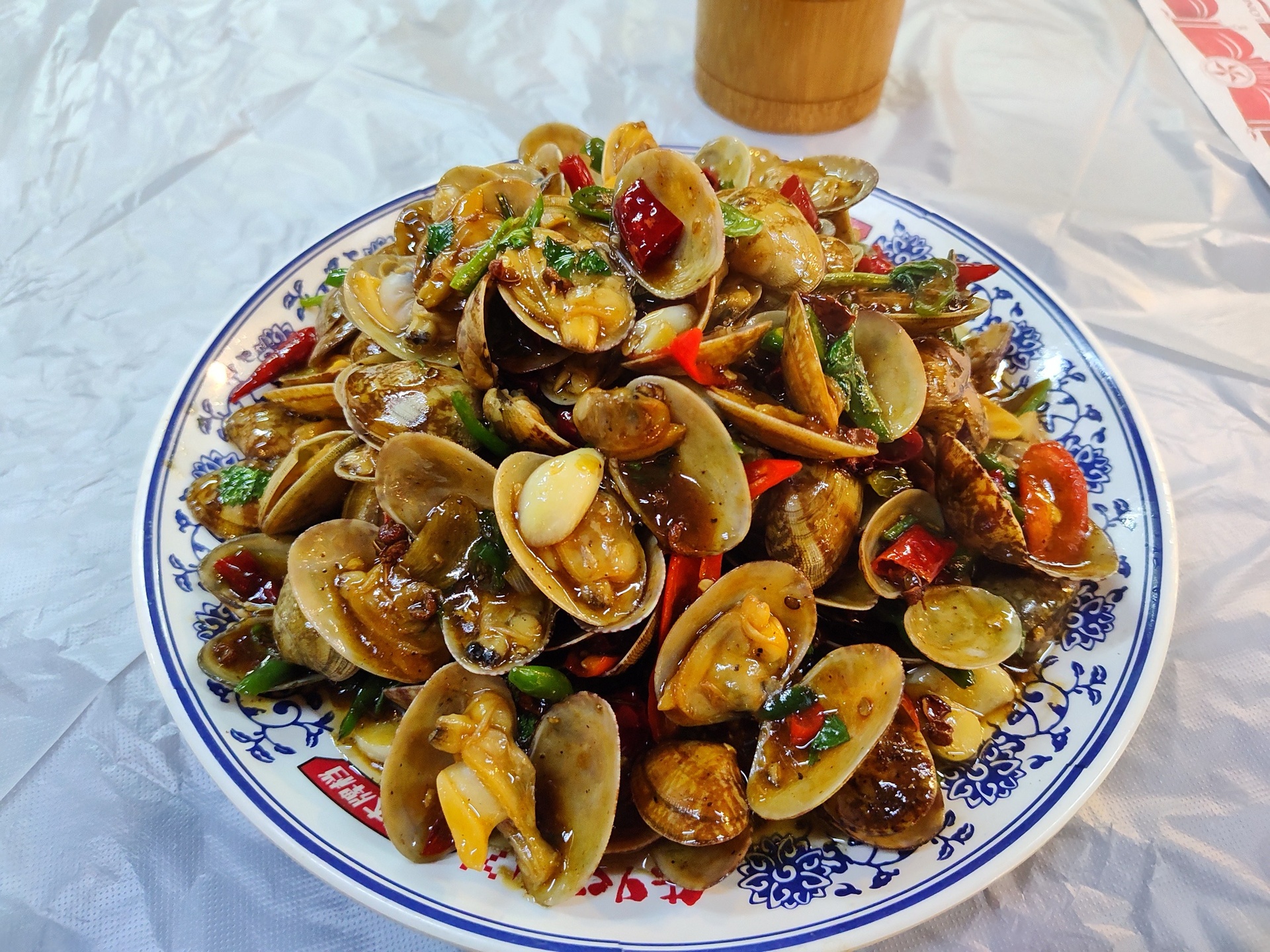 花蛤、葱姜蒜、辣椒、酱料等食材整齐摆放在案板上 炒花蛤食材准备图