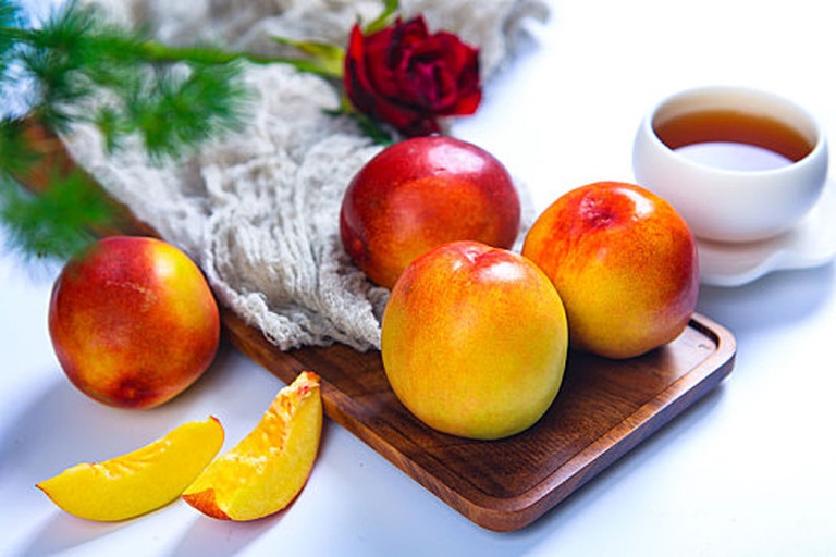 黄桃切片与果茶搭配图