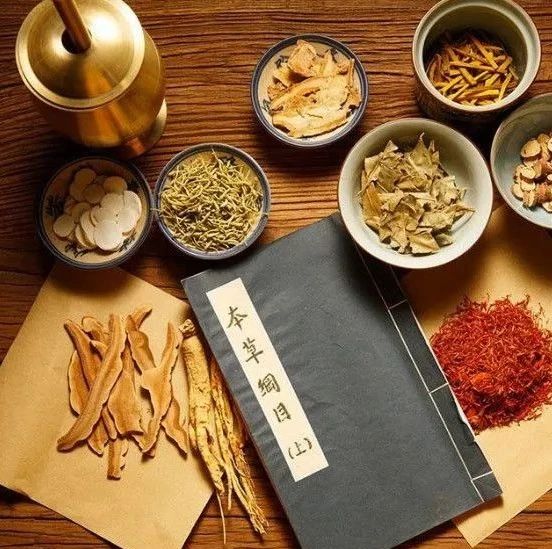 古籍书影特写：明代李时珍《本草纲目》草部卷二十八“冬瓜”条目页面，竖排繁体印刷，可见“冬瓜……以其冬月可食，故名”墨色清晰句段，纸页微黄带虫蛀小孔，旁有朱砂批注“藏久不坏，寒暑皆宜”