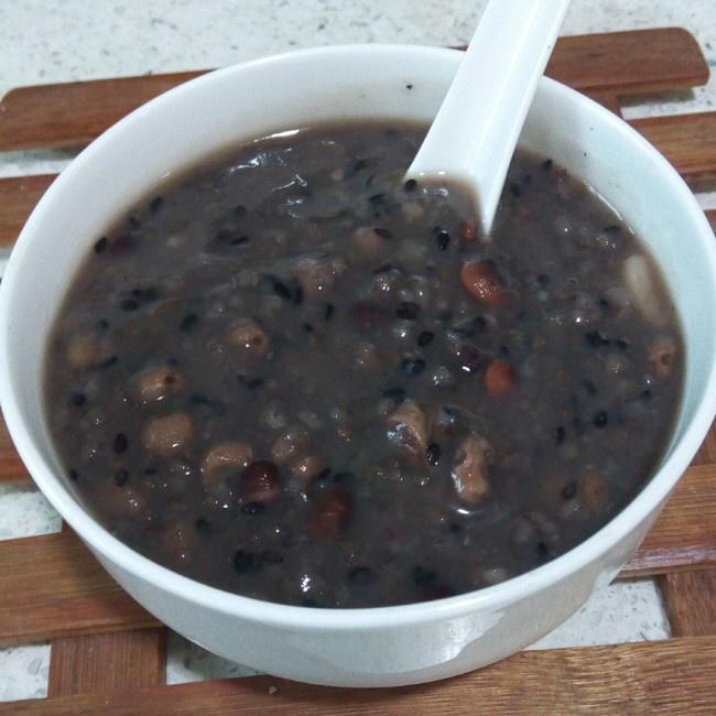 黑豆粥与炒黑豆对比展示,体现不同食用方式的多样性 黑豆粥与炒黑豆对比图