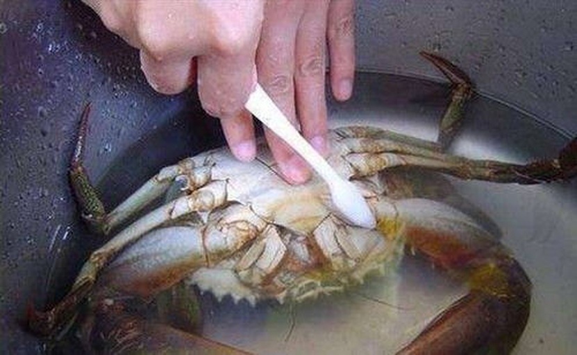 清炒梭子蟹翻炒与调味过程